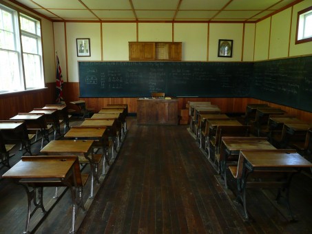 steinbach_mennonite_heritage_village_manitoba_canada_school_room_classroom_wooden_old_school_house-1147031.jpg!s