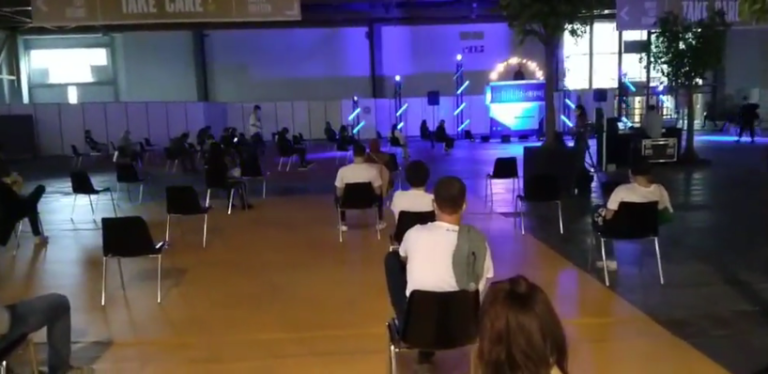 Au Heysel, on vaccine les jeunes à renfort de DJ