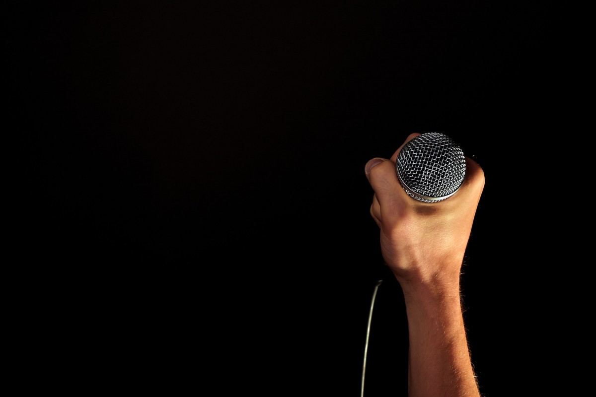 hand_microphone_mic_hold_fist_isolated_black_background-687769.jpgd_